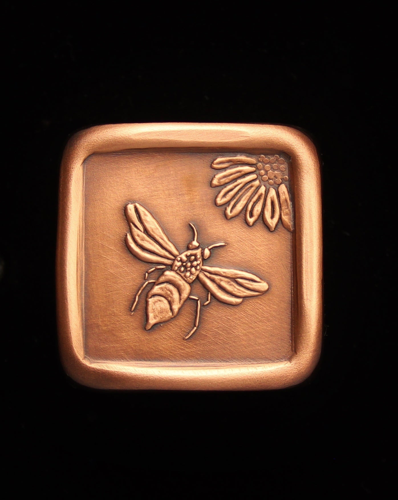 Honey Bee Knob, Design "B", 1.5" x 1.5"